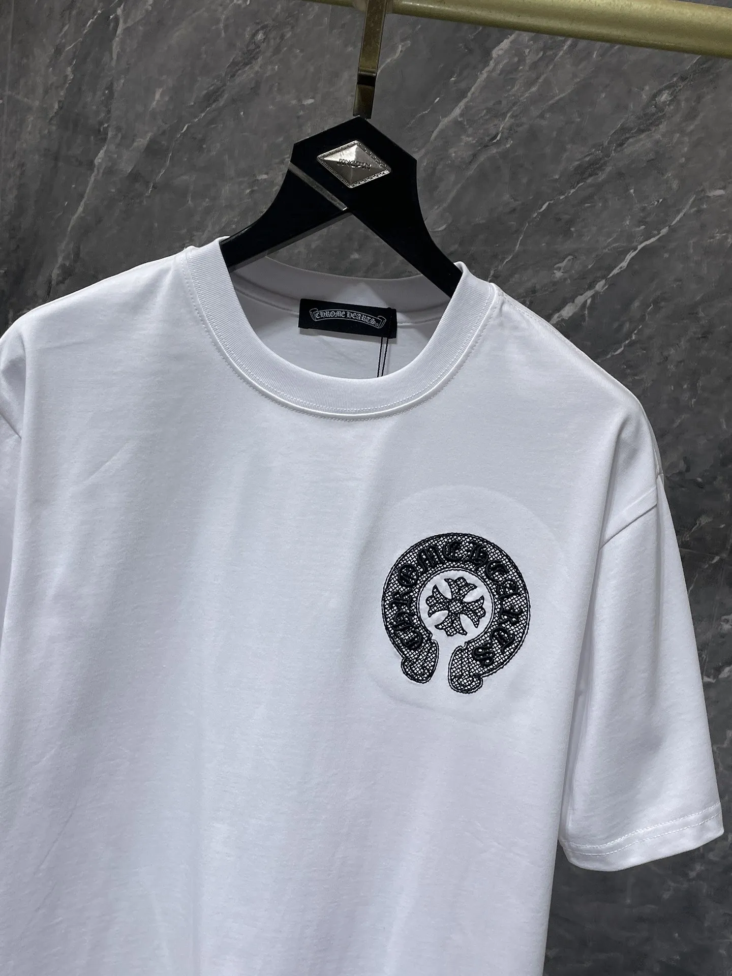 P160 New Chrome Hearts 25ss for summer. High-weight, environmentally friendly and high-quality top-quality fabric. 260g~270g. Cro cross and horseshoes embroidered short sleeves. Counter synchronization. 1:1 replica version. Recommended colors: white, black.